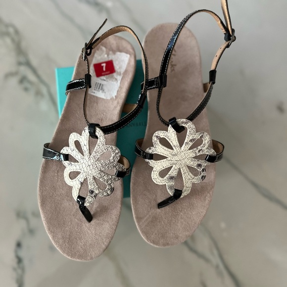 Clarks Artisan  Sandals Sz 7 NWT - Picture 8 of 12